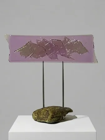 TUNCAY KOÇAY tarafından 2026 yılında 34x34x14 cm ölçülerinde Polyester reçine, metal, doğal taş tekniği ile yapılmıştır.