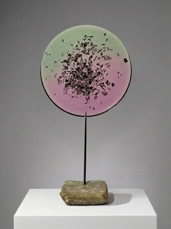 TUNCAY KOÇAY tarafından 2026 yılında 27x50x12 cm ölçülerinde Polyester reçine, torna talaşı, metal, doğal taş tekniği ile yapılmıştır.