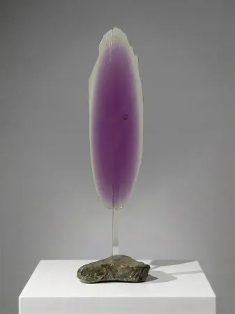 TUNCAY KOÇAY tarafından 2026 yılında 15x55x10 cm ölçülerinde Polyester reçine, cam, doğal taş tekniği ile yapılmıştır.