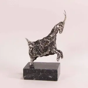 ÖZER AKTAŞ tarafından 2019 yılında  cm ölçülerinde Demir yontu tekniği ile yapılmıştır.