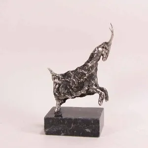 ÖZER AKTAŞ tarafından 2019 yılında  cm ölçülerinde Demir yontu tekniği ile yapılmıştır.