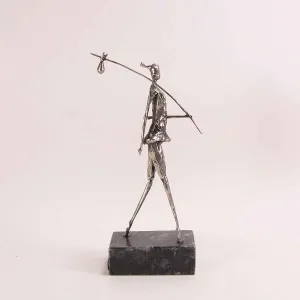 ÖZER AKTAŞ tarafından 2019 yılında  cm ölçülerinde Demir yontu tekniği ile yapılmıştır.