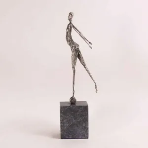 ÖZER AKTAŞ tarafından 2019 yılında  cm ölçülerinde Demir yontu tekniği ile yapılmıştır.