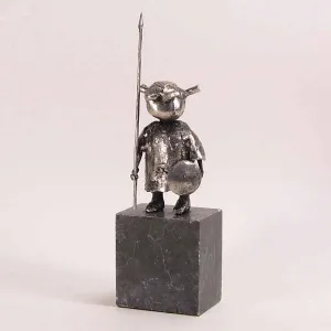 ÖZER AKTAŞ tarafından 2019 yılında  cm ölçülerinde Demir yontu tekniği ile yapılmıştır.