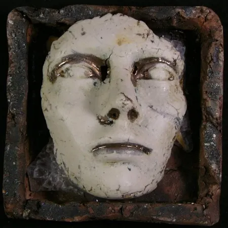 MİNE POYRAZ tarafından 2025 yılında 15x15 cm ölçülerinde Seramik Ajur tekniği ile yapılmıştır.