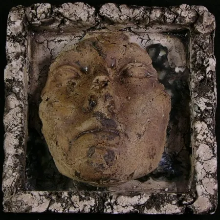 MİNE POYRAZ tarafından 2025 yılında 15x15 cm ölçülerinde Seramik Ajur tekniği ile yapılmıştır.