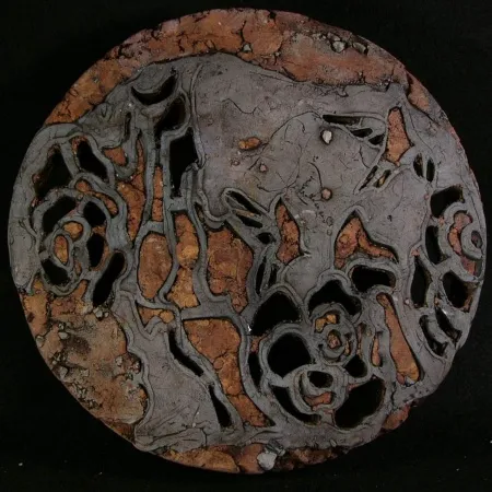 MİNE POYRAZ tarafından 2025 yılında 25x25x5 cm ölçülerinde Seramik Ajur tekniği ile yapılmıştır.