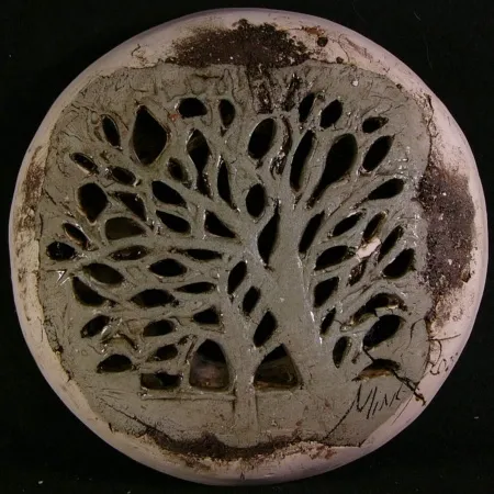 MİNE POYRAZ tarafından 2025 yılında 23x23x5 cm ölçülerinde Seramik Ajur tekniği ile yapılmıştır.