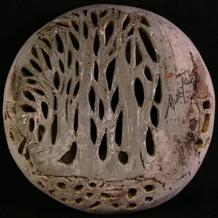 MİNE POYRAZ tarafından 2025 yılında 23x23x5 cm ölçülerinde Seramik Ajur tekniği ile yapılmıştır.