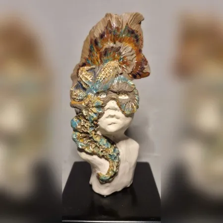 ORÇUN İLTER tarafından 2025 yılında 15x15x32 cm ölçülerinde Stoneware, Serbest elle şekillendirme, 1200 °C tekniği ile yapılmıştır.