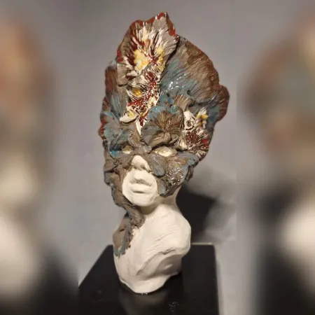 ORÇUN İLTER tarafından 2025 yılında 15x15x32 cm ölçülerinde Stoneware, Serbest elle şekillendirme, 1200 °C tekniği ile yapılmıştır.