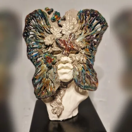 ORÇUN İLTER tarafından 2025 yılında 15x15x30 cm ölçülerinde Stoneware, Serbest elle şekillendirme, 1200 °C tekniği ile yapılmıştır.