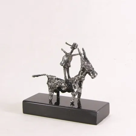 ÖZER AKTAŞ tarafından 2025 yılında 12x11x5 cm ölçülerinde Demir kaynak tekniği ile yapılmıştır.