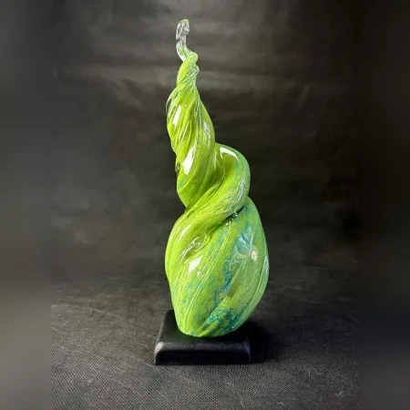 TAHA BAYDAR tarafından 2025 yılında 32x14x14 cm ölçülerinde Sıcak Cam Şekillendirme tekniği ile yapılmıştır.