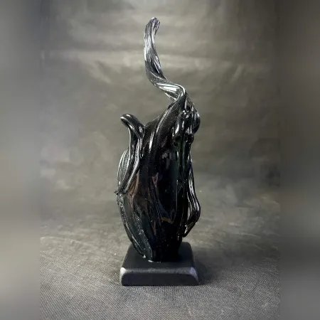 TAHA BAYDAR tarafından 2025 yılında 32x13x13 cm ölçülerinde Sıcak Cam Şekillendirme tekniği ile yapılmıştır.