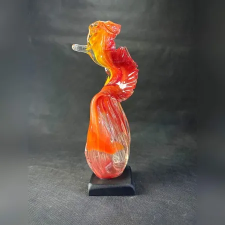 TAHA BAYDAR tarafından 2025 yılında 28x16x10 cm ölçülerinde Sıcak Cam Şekillendirme tekniği ile yapılmıştır.