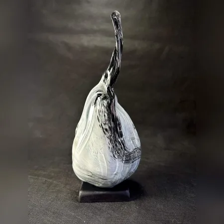 TAHA BAYDAR tarafından 2025 yılında 32x13x12 cm ölçülerinde Sıcak Cam Şekillendirme tekniği ile yapılmıştır.