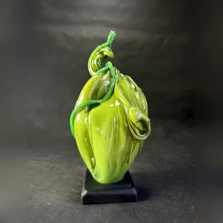 TAHA BAYDAR tarafından 2025 yılında 27x13x12 cm ölçülerinde Sıcak Cam Şekillendirme tekniği ile yapılmıştır.