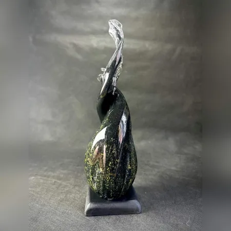 TAHA BAYDAR tarafından 2025 yılında 30x12x10 cm ölçülerinde Sıcak Cam Şekillendirme tekniği ile yapılmıştır.