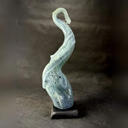 TAHA BAYDAR tarafından 2025 yılında 33x13x13 cm ölçülerinde Sıcak Cam Şekillendirme tekniği ile yapılmıştır.