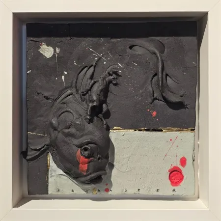 BUĞRA ÖZER tarafından 2025 yılında 22x22x5 cm ölçülerinde 63x63 cm, Stoneware Seramik Çamuru Serbest, Elle Şekillendirme Karışık Teknik 1245 C° tekniği ile yapılmıştır.