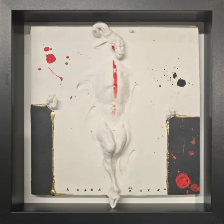 BUĞRA ÖZER tarafından 2025 yılında 22x22x5 cm ölçülerinde 63x63 cm, Stoneware Seramik Çamuru Serbest, Elle Şekillendirme Karışık Teknik 1245 C° tekniği ile yapılmıştır.