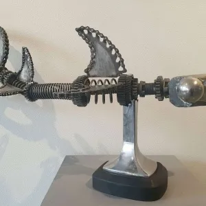 SERKAN ERKOÇ tarafından 2020 yılında 42x74x20 cm ölçülerinde Ahşap, metal tekniği ile yapılmıştır.